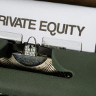 Antike Schreibmaschine mit der Aufschrift Private Equity