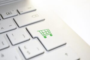 Tastatur mit grüner Shopping-Taste
