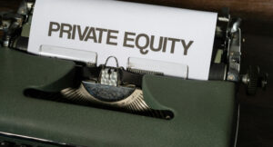 Antike Schreibmaschine mit der Aufschrift Private Equity