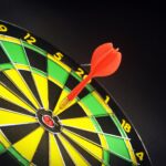 Dartscheibe mit Dart (Pfeil)