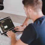Programmierer am Laptop, Code sichtbar