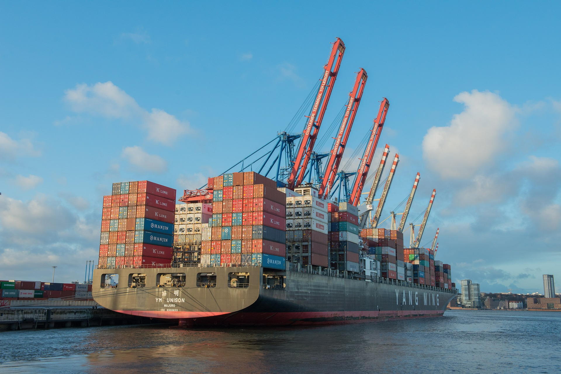 container ship 596083 1920 20250428 202246