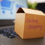 Paket mit Aufschrift Online-Shopping