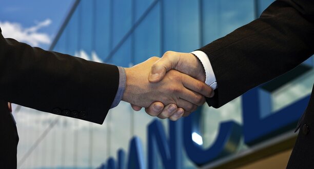 shaking hands g7622bf0c6 1920 1 1 20250428 204952