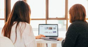 zwei frauen laptop 612 20250428 204056