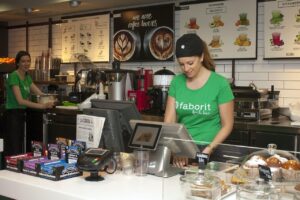 Angestellte hinter der Theke eines Franchise-Geschäfts