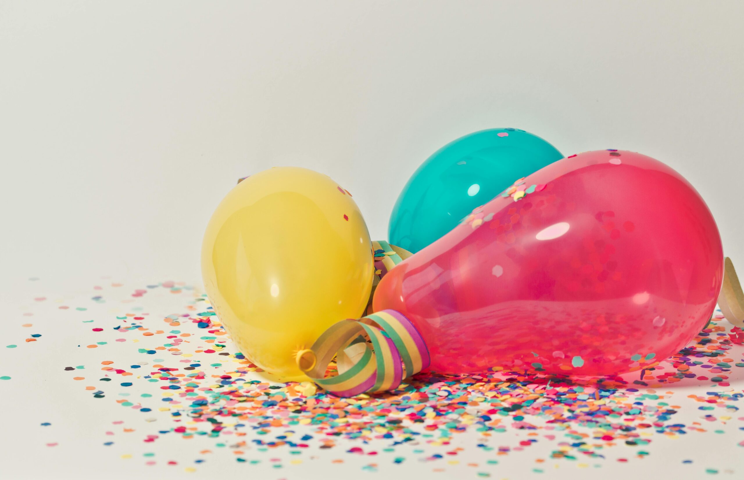 Bunte Luftballons mit Konfetti