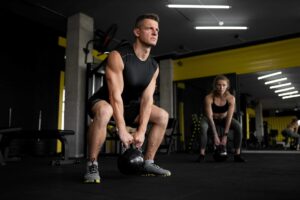 Zwei Personen beim Training im Fitness-Studio