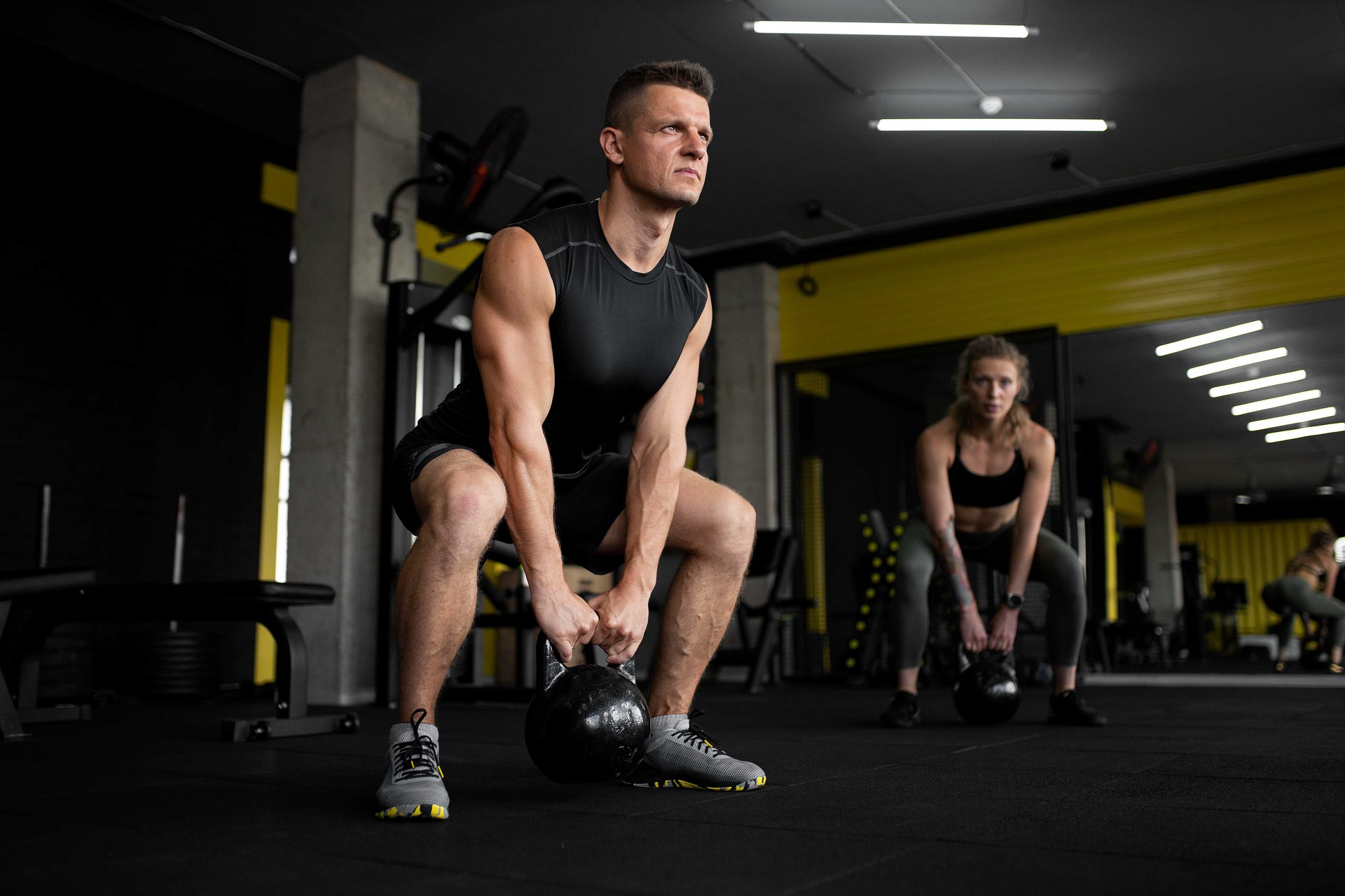 Zwei Personen beim Training im Fitness-Studio