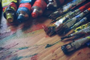 Pinsel und Farbtuben