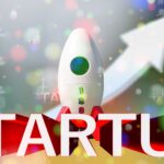 Start-up-Schrift mit Rakete im Hintergrund