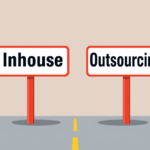 Zwei Schilder mit Aufschrift Inhouse und Outsourcing