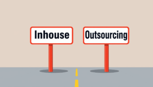 Zwei Schilder mit Aufschrift Inhouse und Outsourcing