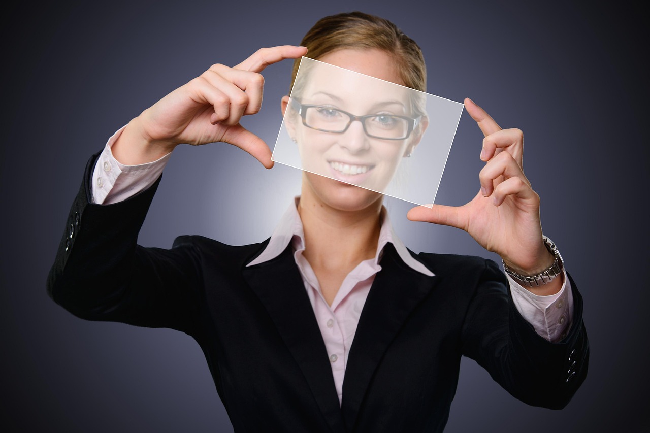 Frau hält eine Folie vor ihr Gesicht.