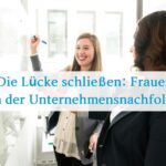 Unternehmensnachfolge: Zwei Frauen stehen vor einer Tafel.