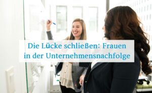 Unternehmensnachfolge: Zwei Frauen stehen vor einer Tafel.