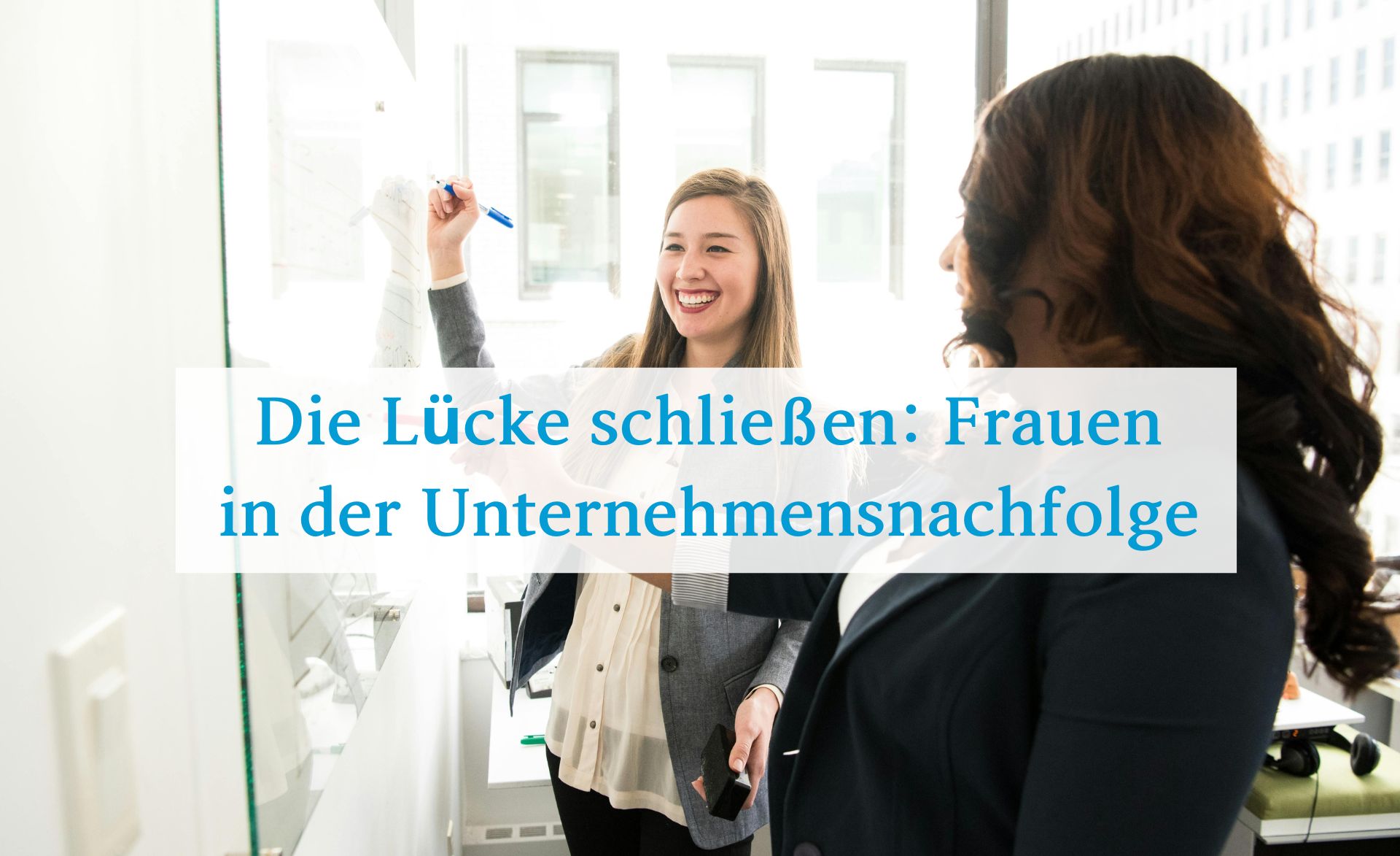 Unternehmensnachfolge: Zwei Frauen stehen vor einer Tafel.