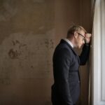 Verzweifelter Mann im Anzug