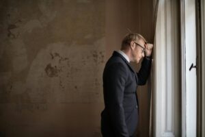 Verzweifelter Mann im Anzug