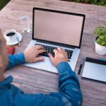 Ein Mann sitzt am Laptop.