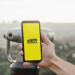 Smartphone mit eSIM auf dem Display