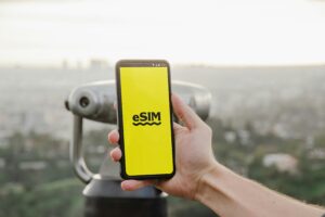 Smartphone mit eSIM auf dem Display