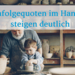 Unternehmensnachfolge: Ein älterer Handwerker und sein Enkel sitzen nebeneinander.