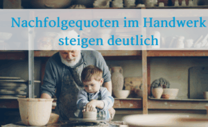 Unternehmensnachfolge: Ein älterer Handwerker und sein Enkel sitzen nebeneinander.