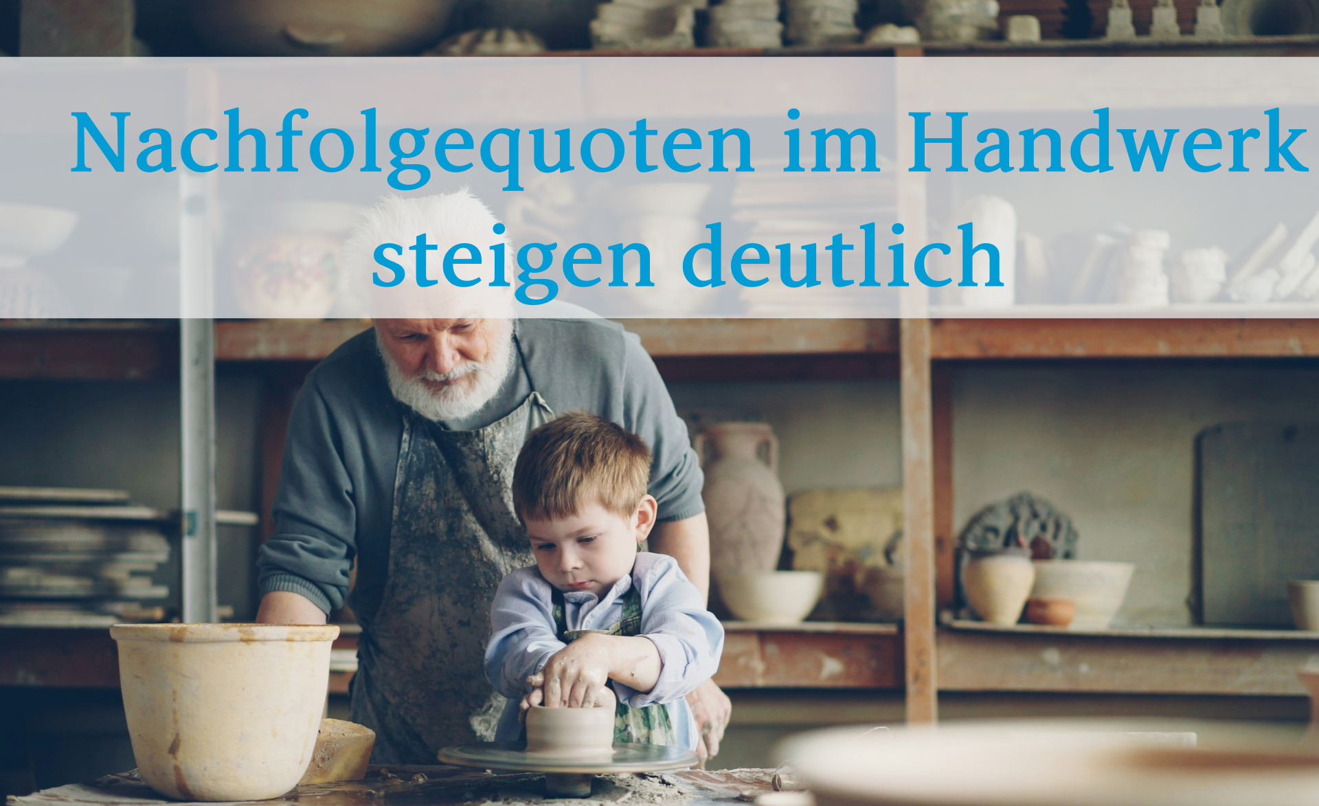 Unternehmensnachfolge: Ein älterer Handwerker und sein Enkel sitzen nebeneinander.