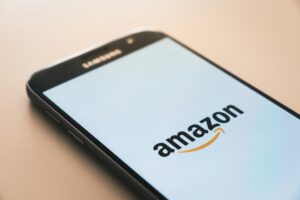 Smartphone-Display mit Amazon-Logo