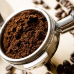 Kaffeepulver im Sieb