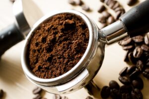 Kaffeepulver im Sieb
