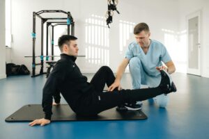 Ein Mann macht Physiotherapie bei einem Physiotherapeuten.