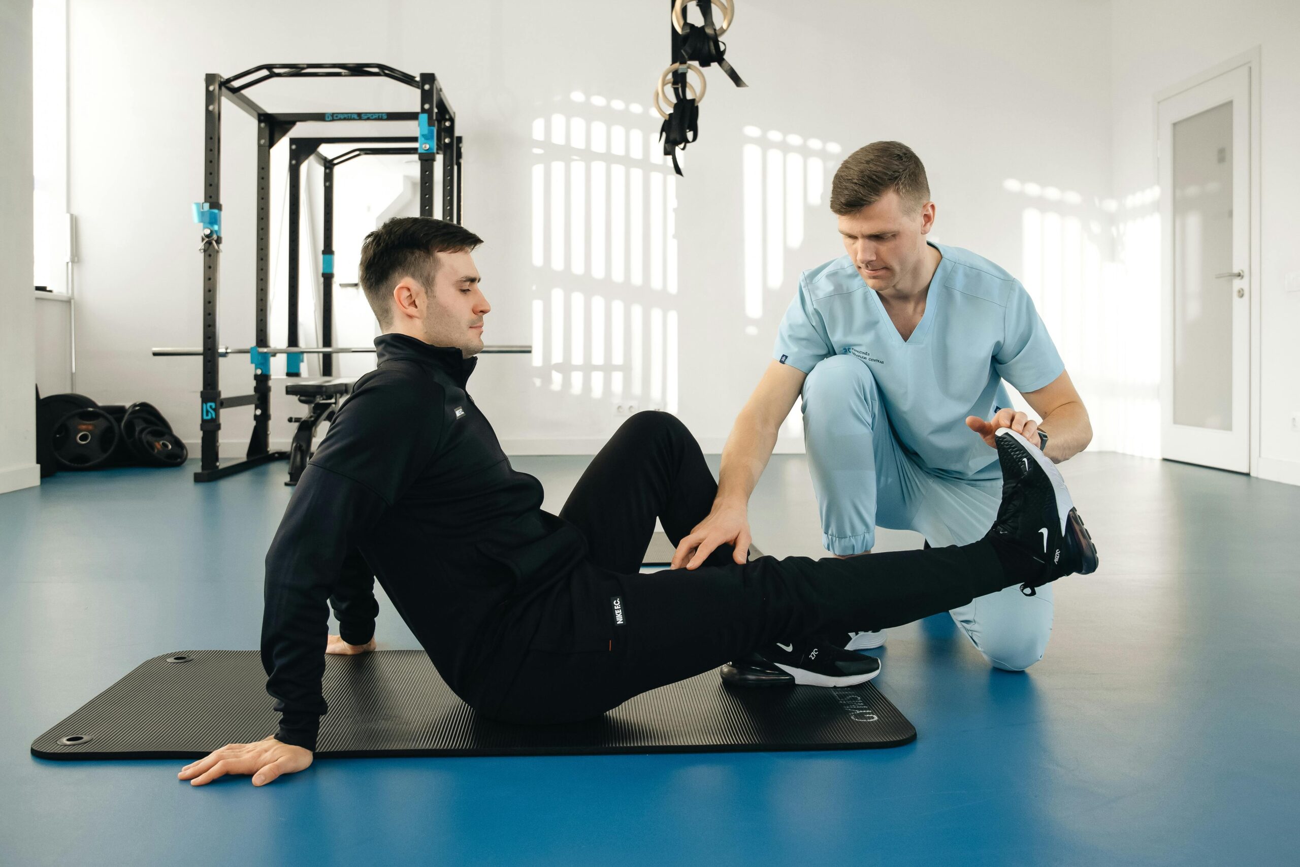 Ein Mann macht Physiotherapie bei einem Physiotherapeuten.