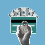 Stoppuhr vor einer Kreditkarte und Dollarscheinen