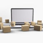 Laptop und Kartons