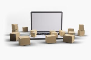 Laptop und Kartons