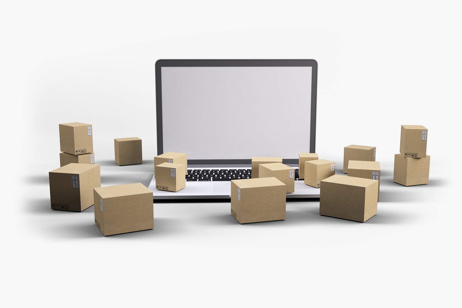 Laptop und Kartons