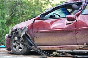 Beschädigtes Auto durch Unfall