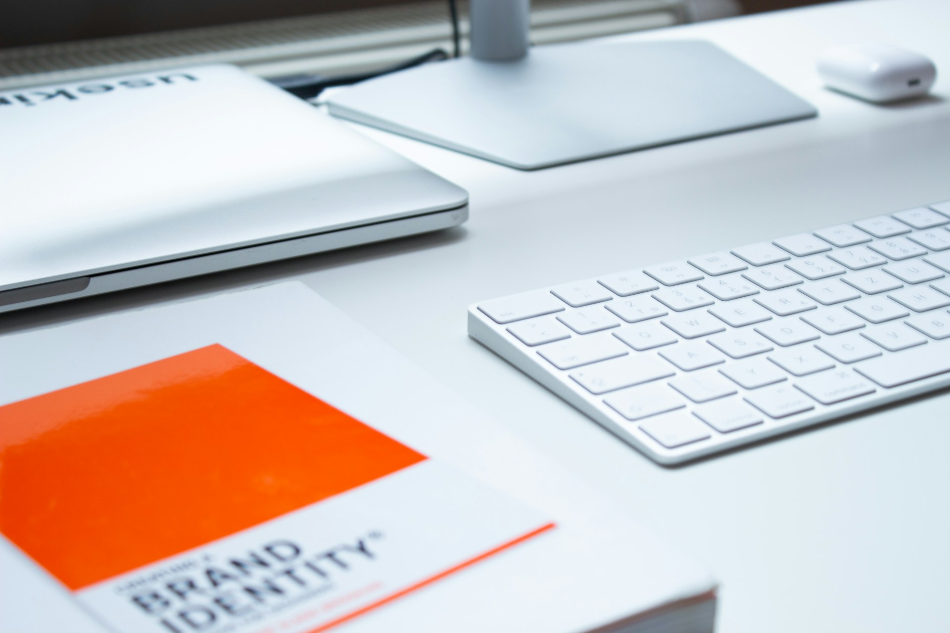 Schreibtisch mit Tastatur und Broschüre zum Thema Brand Identity