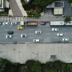 Straße mit Fahrzeugen, Autos und Lkw, von oben