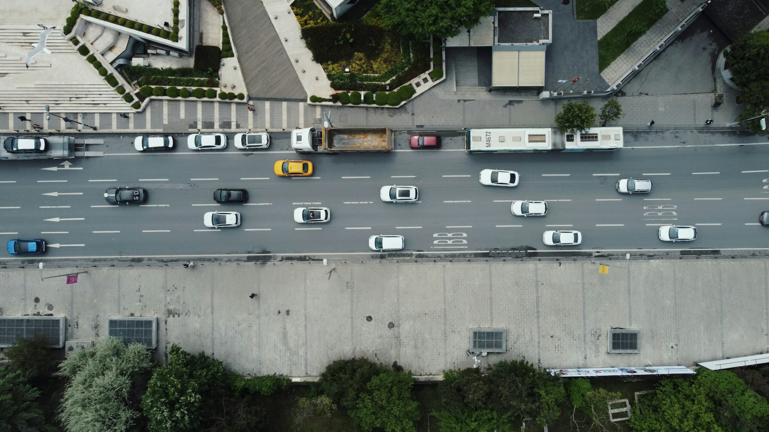 Straße mit Fahrzeugen, Autos und Lkw, von oben