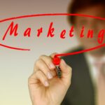 Mann schreibt Marketing