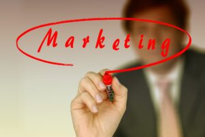 Mann schreibt Marketing