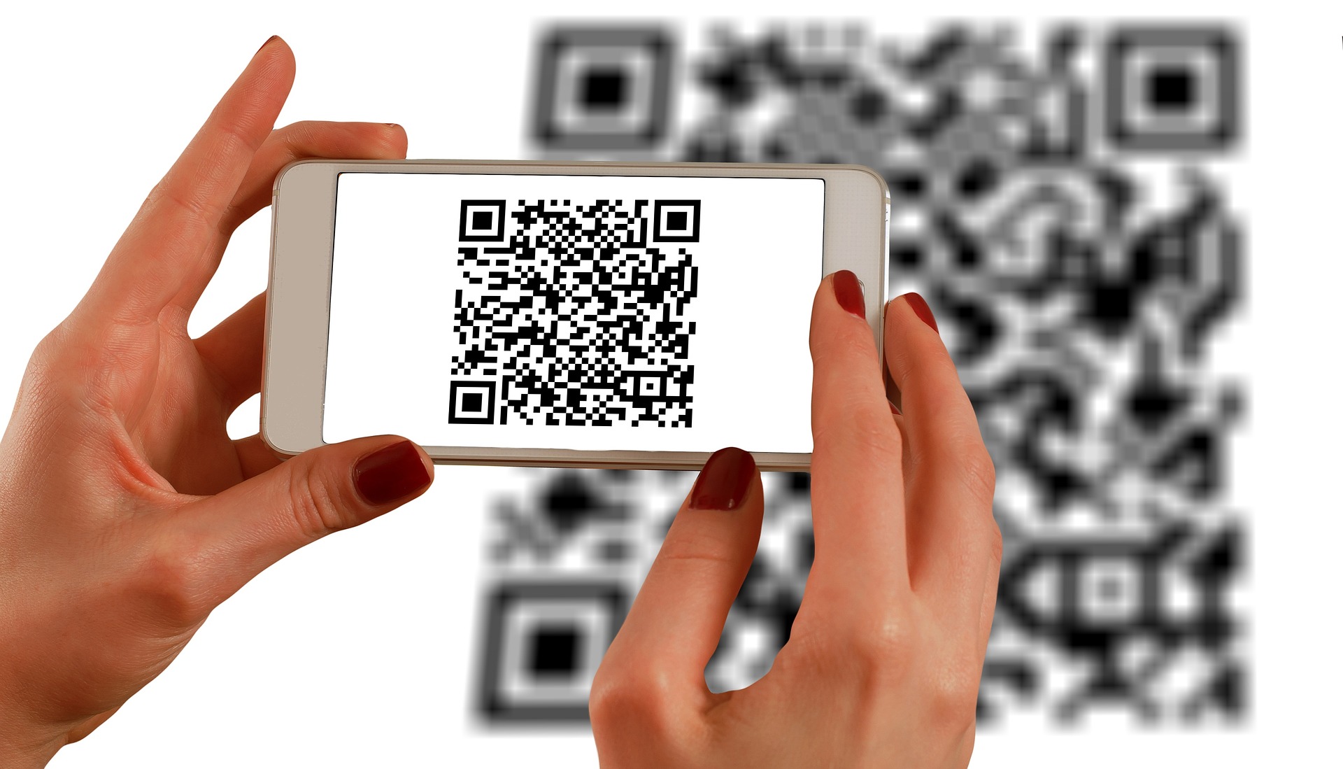 Smartphone mit QR-Code auf Display