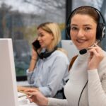 Callcenter mit zwei Frauen, die telefonieren.