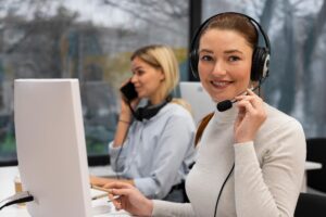 Callcenter mit zwei Frauen, die telefonieren.