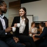 Kaffeepause während einer Geschäftssitzung in einem Konferenzraum