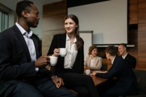 Kaffeepause während einer Geschäftssitzung in einem Konferenzraum