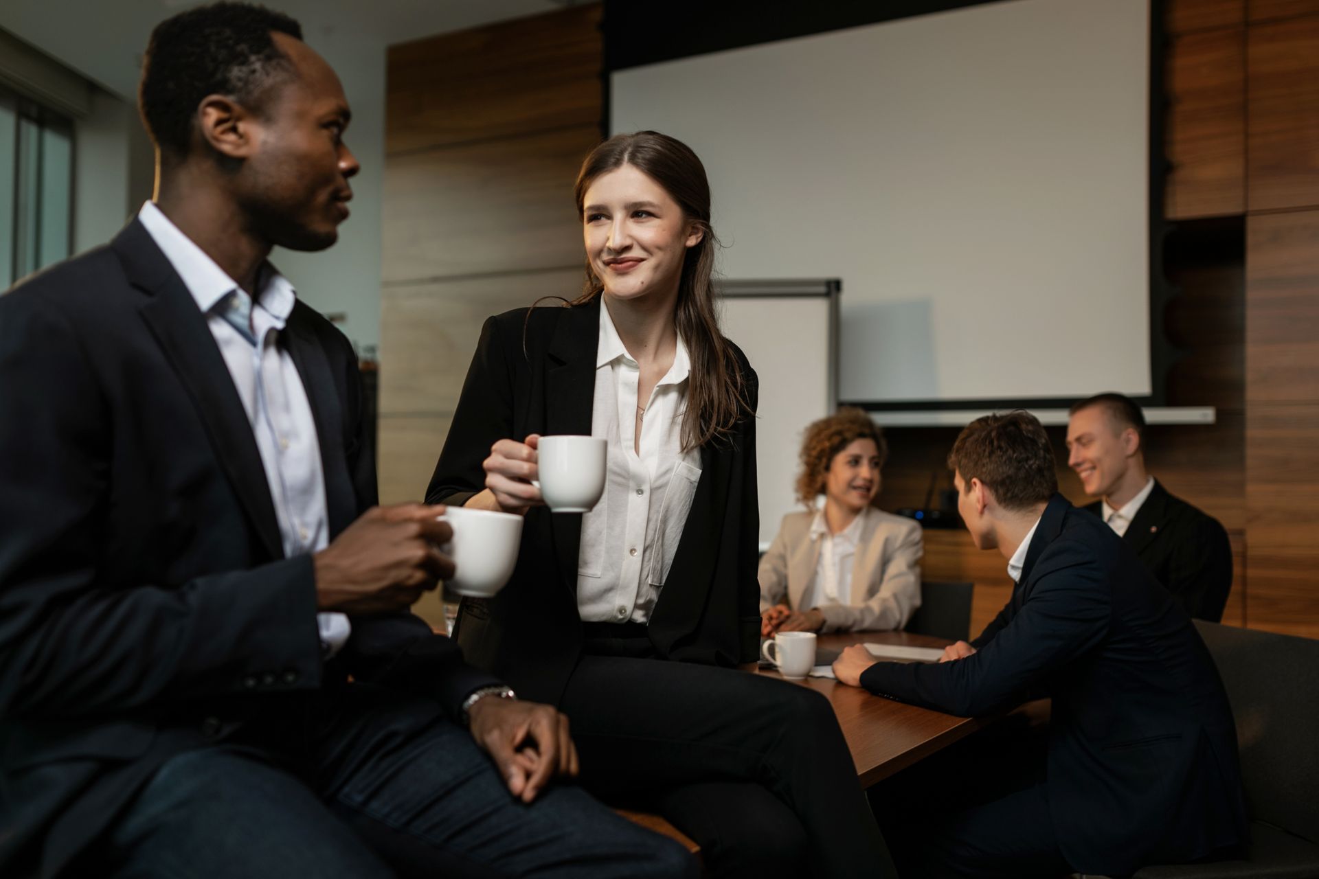 Kaffeepause während einer Geschäftssitzung in einem Konferenzraum